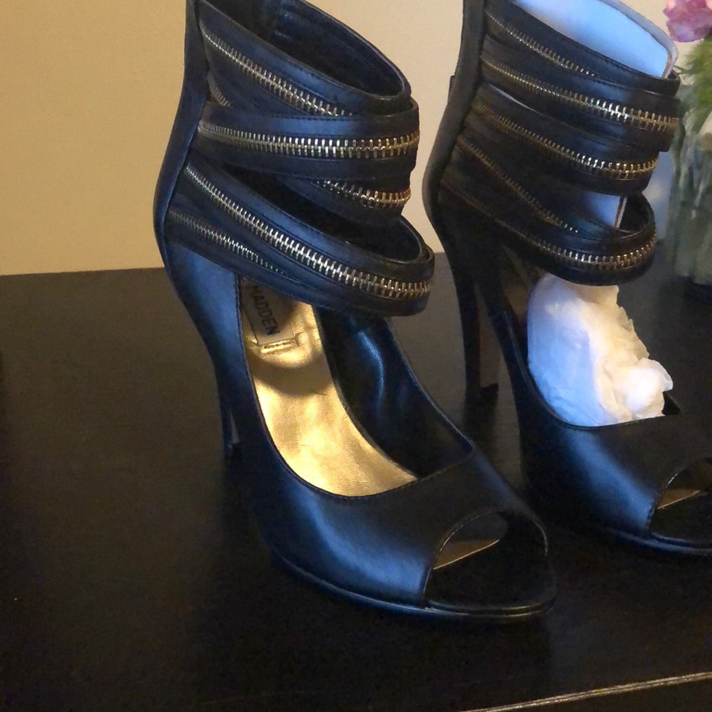 Black leather sandal pumps